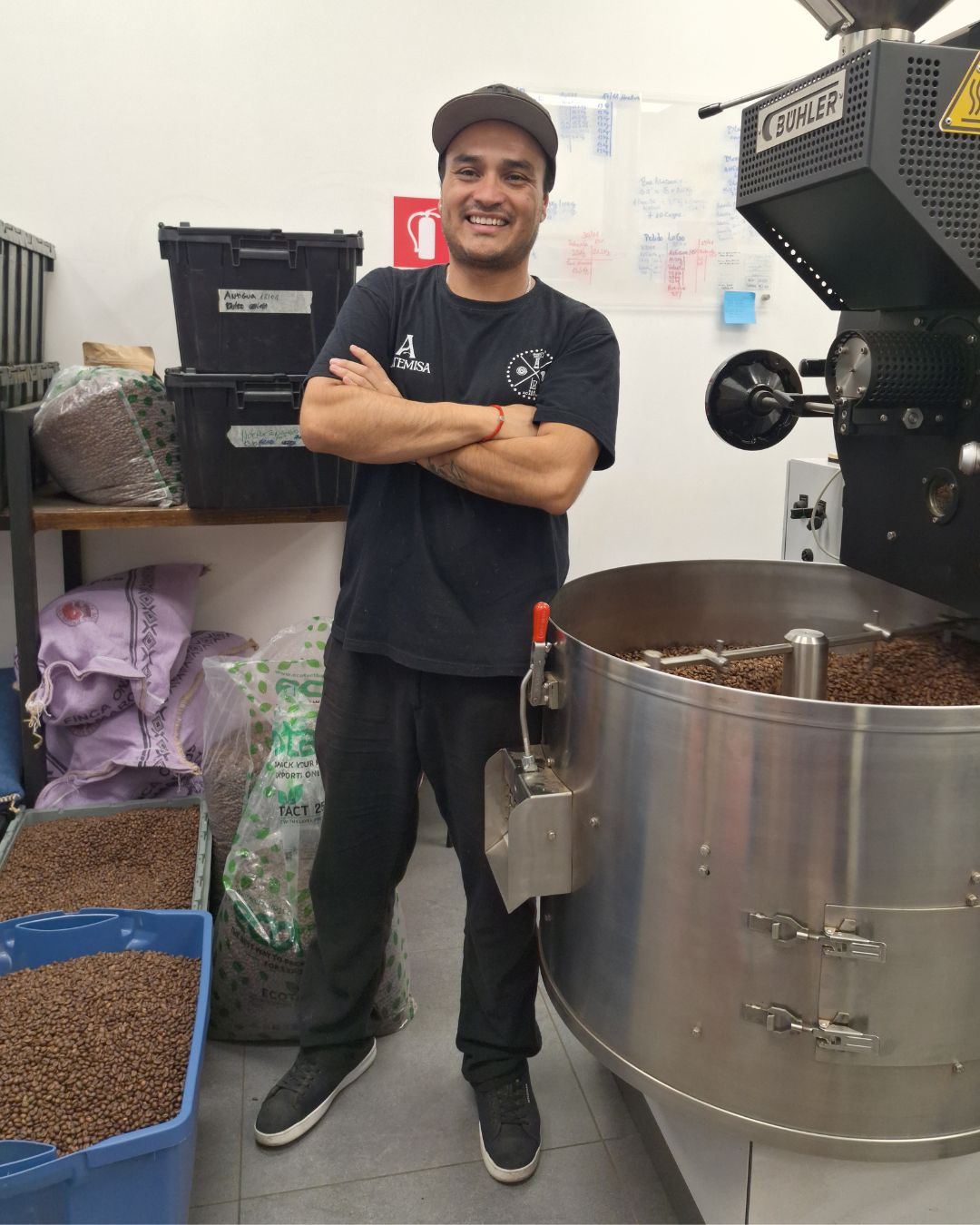 Roberto Aravena junto a la tostadora