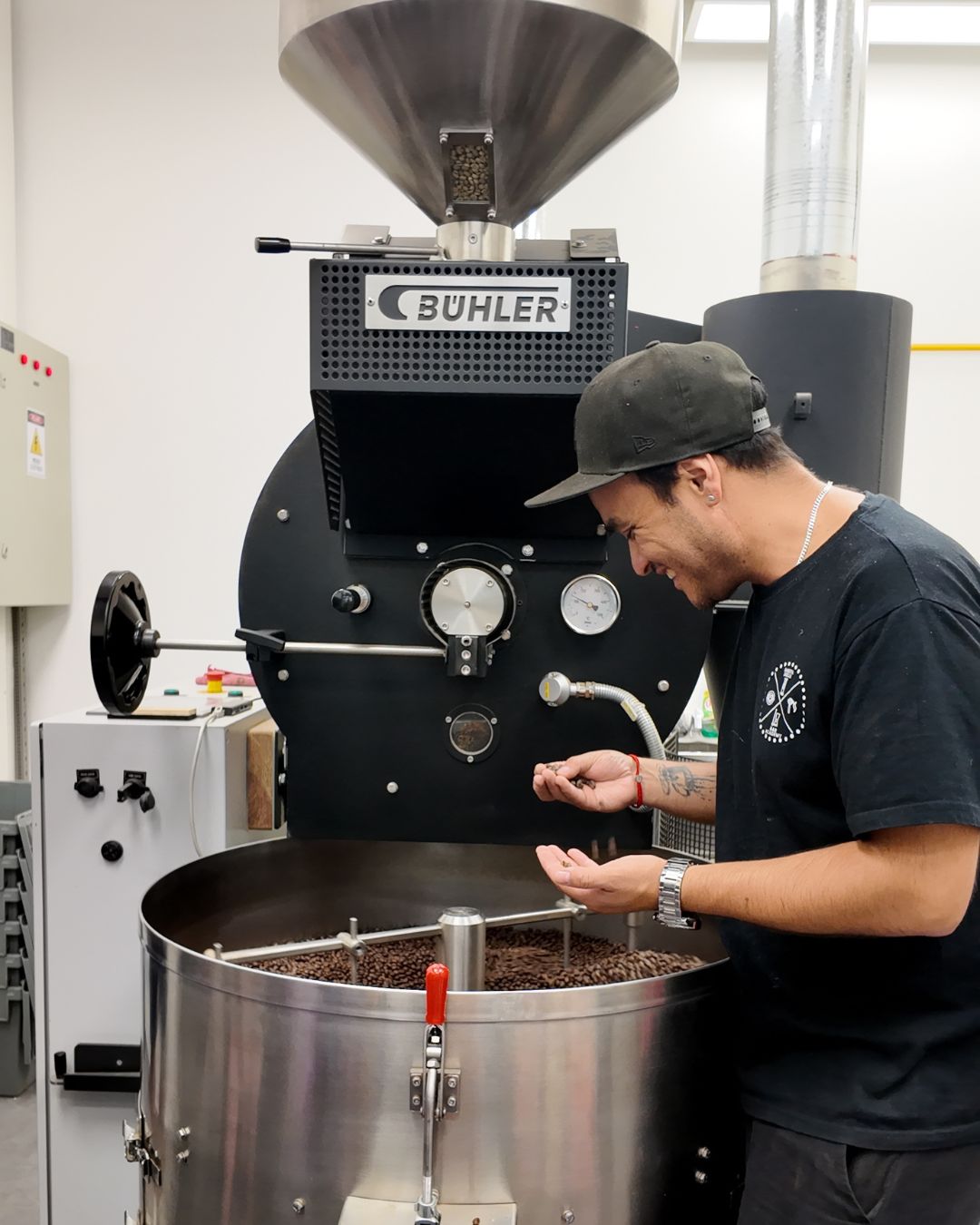 Roberto Aravena revisando el tueste